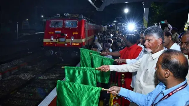 కుప్పంలో దాదర్-పుదుచ్చేరి ఎక్స్ప్రెస్ హాల్ట్ ప్రారంభించిన సీఎం చంద్రబాబు